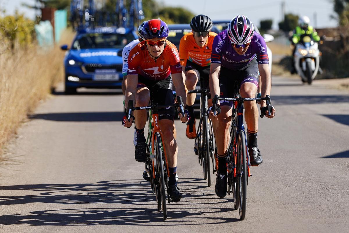 Joan Bou, de Euskaltel, en la fuga junto a Iván Moreno, Jesús Ezquerra y dos ciclistas más