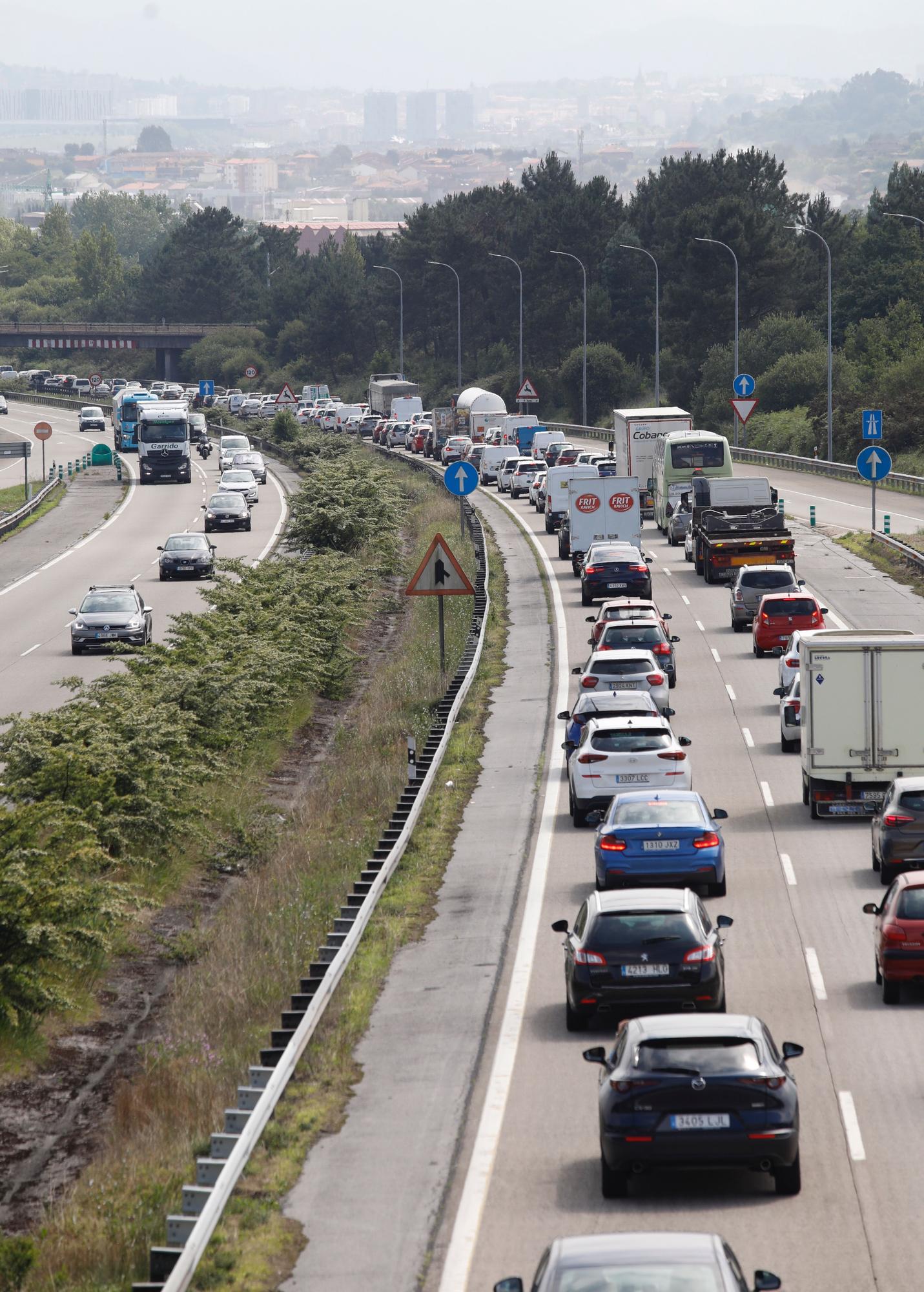 La autopista "Y", de nuevo convertida en una ratonera con un monumental atasco