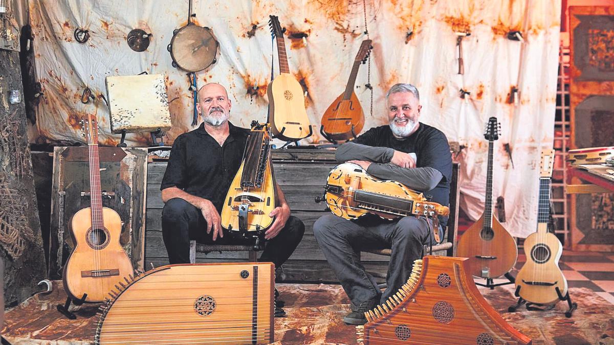 Los instrumentistas Pedro Medina (izquierda) y Pedro Gómez se han unido para formar el dúo Albardín, dedicado a la música folclórica antigua.