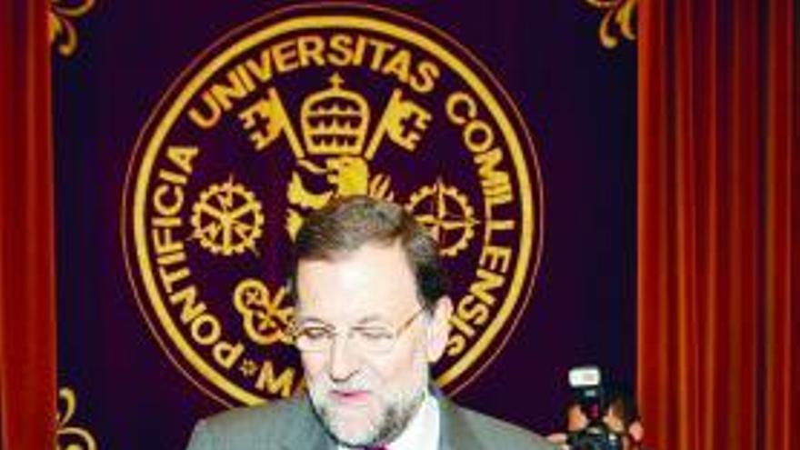 Rajoy interviene en la Universidad de Comillas. A la derecha, Gallardón mira a otro lado junto a Esperanza Aguirre.