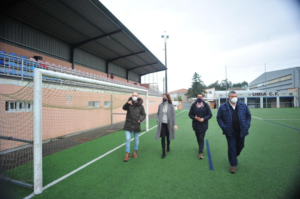 Un momento de la visita al campo de A Bouza.