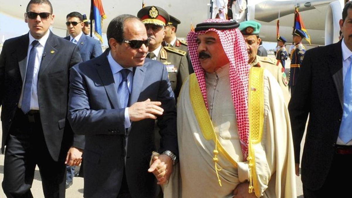 El presidente egipcio, Abdelfatah Al Sisi, hablando con el rey de Baréin, Hamad bin Isa al Jalifa.