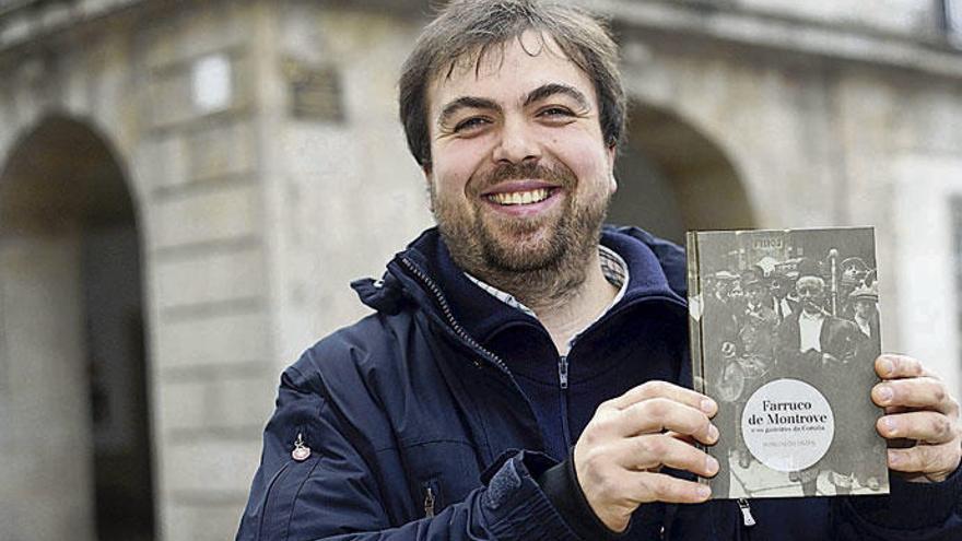 Moncho do Orzán, co seu libro, ante o teatro Rosalía de Castro.