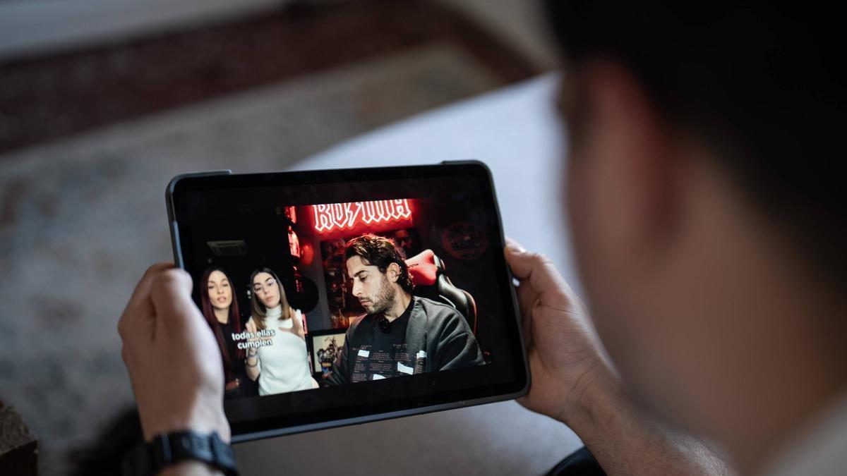 Un joven visualiza un video de un influencer. Foto archivo