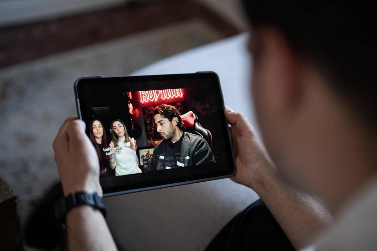 Un joven visualiza un video de un influencer. Foto archivo