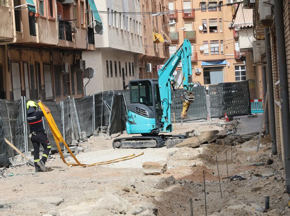 Una fuga de gas obliga a paralizar de nuevo las obras en la calle Pintor Otilio de Alicante