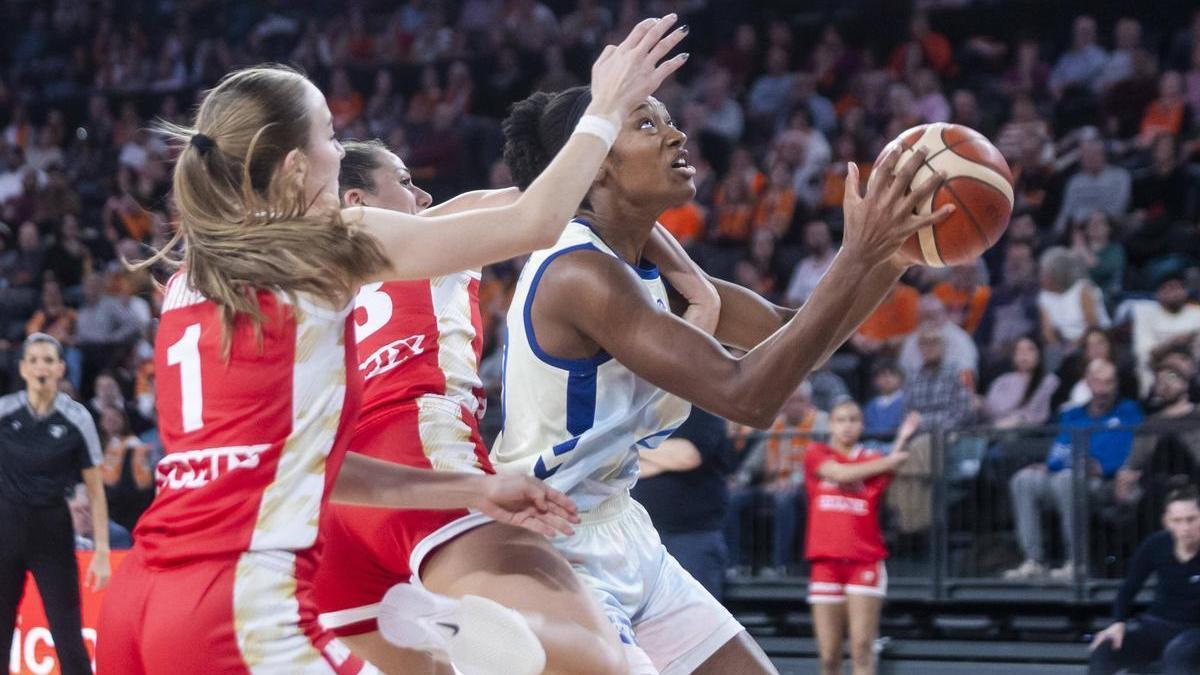 Kayla Alexander, la mejor del partido entre el Valencia Basket y el DVTK Huntherm.