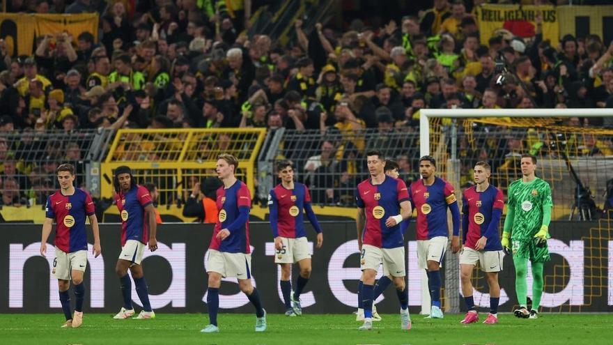 Los jugadores del Barça tras encajar uno de los goles frente al Borussia Doprtmund en el Signal Iduna Park