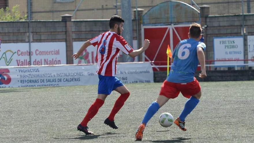 Noé conduce el balón en el duelo ante el Colunga.