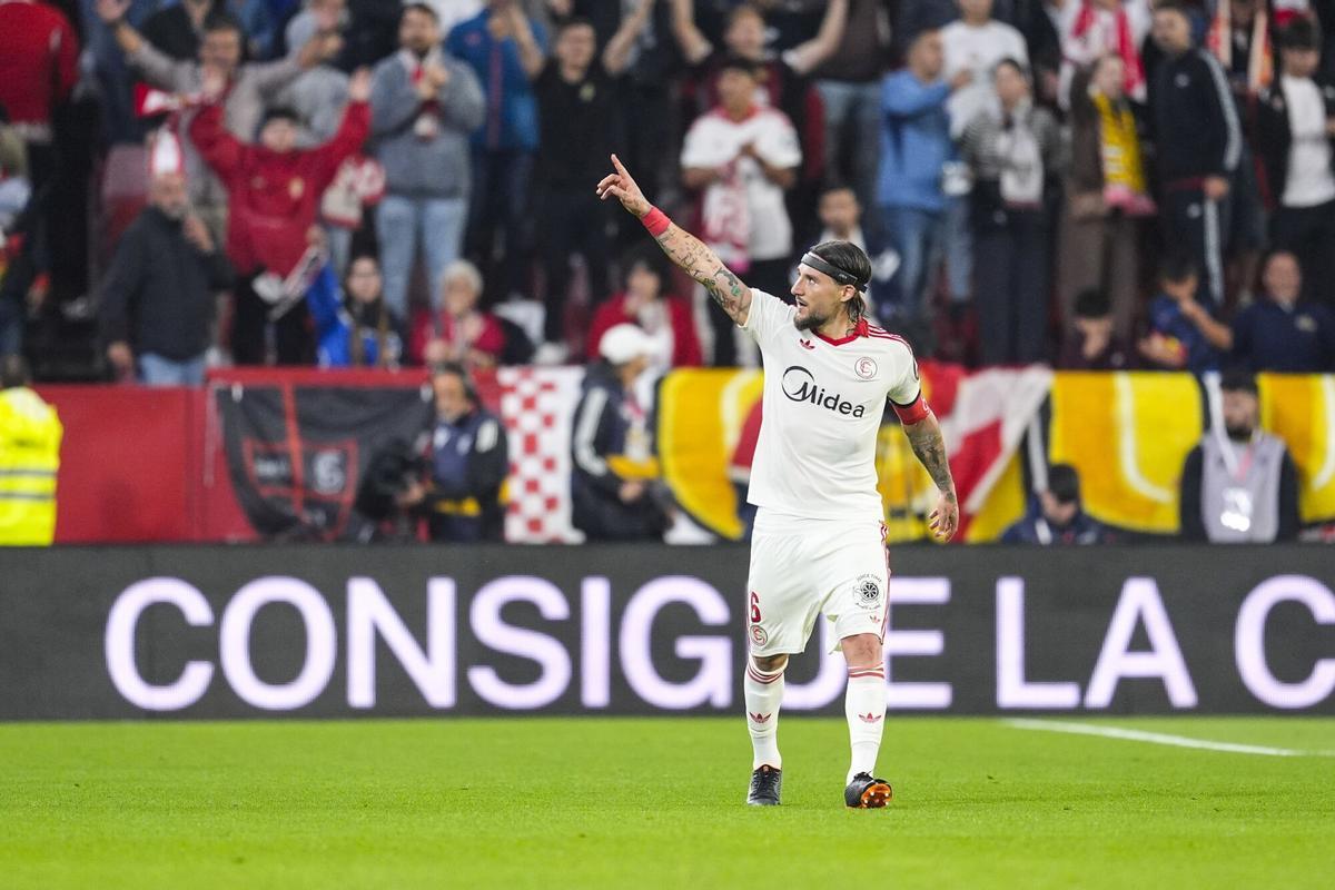 Nemanja Gudelj, capitán del Sevilla, celebra su gol al Atlético de Madrid en la jornada 31 en el Ramón Sánchez-Pizjuán
