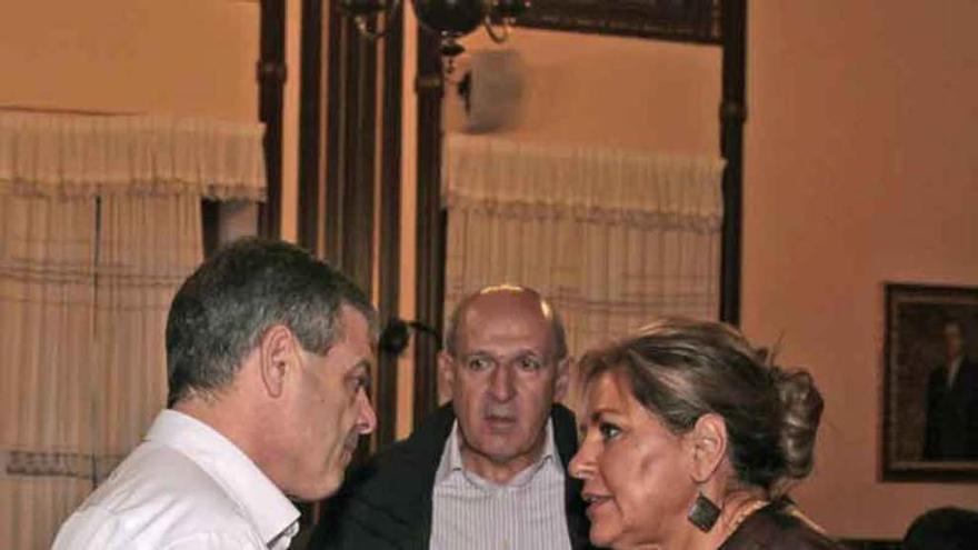 Fuentes conversa con Valdeón en presencia de Vicente Pastor.