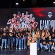 Foto de familia con la Copa de la Reina en la celebración del Valencia Basket en el Auditorio del Roig Arena.