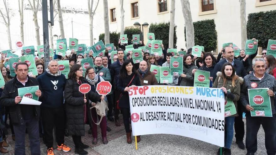 Los profesores interinos vuelven a protestar por las oposiciones anunciadas para Primaria.