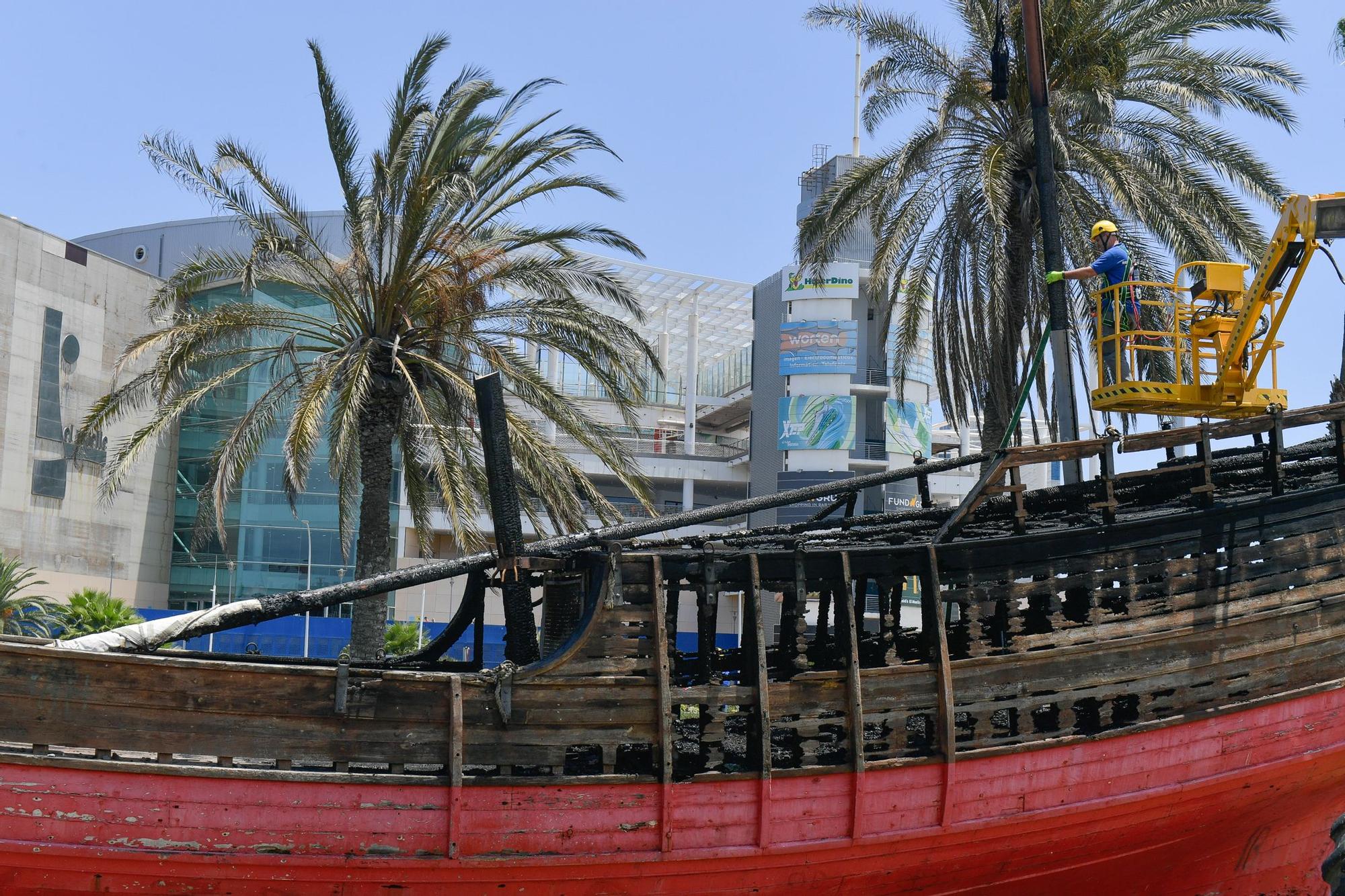 Arde la réplica de 'La Niña' en el Parque de Santa Catalina