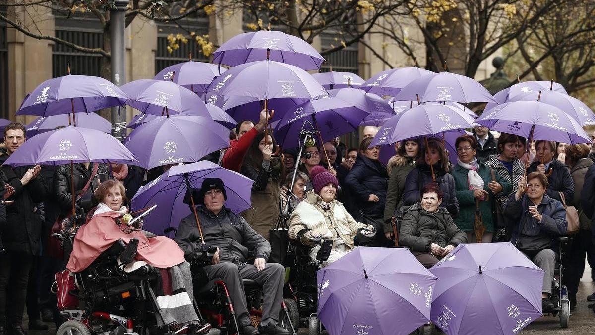 Miembros de la Confederación Española de Personas con Discapacidad Física y Orgánica (Cocemfe) en una concentración con motivo del Día Internacional para la Eliminación de la Violencia hacia las Mujeres en Pamplona. /¡