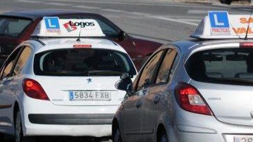 Cotxes d&#039;autoescola en el moment d&#039;un examen de conduir