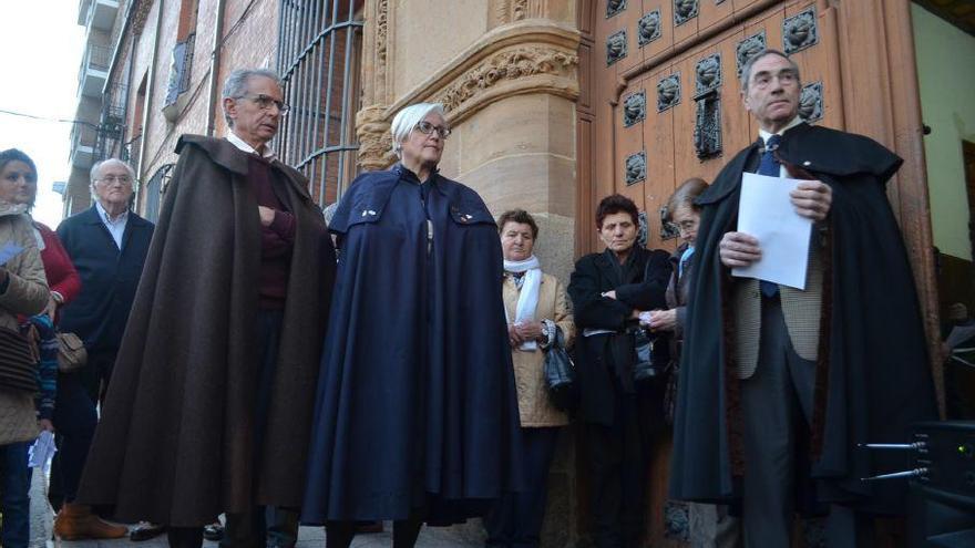 Amigos de las Capas y las Candelas, en la ronda lírica.