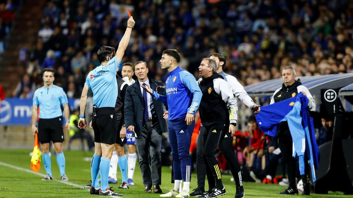 El árbitro González Esteban expulsa a Lluís López durante el derbi disputado el pasado sábado.