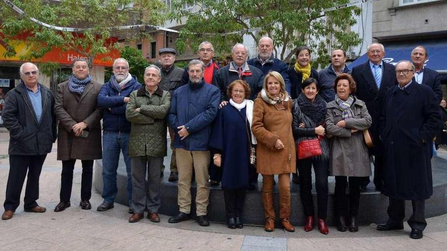 Los exconcejales del PP y PSOE de 1991 a 1995, ayer, en la plaza de San José. // Gustavo Santos