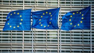 Archivo - Banderas europeas ondeando frente al edificio de la Comisión en Bruselas.