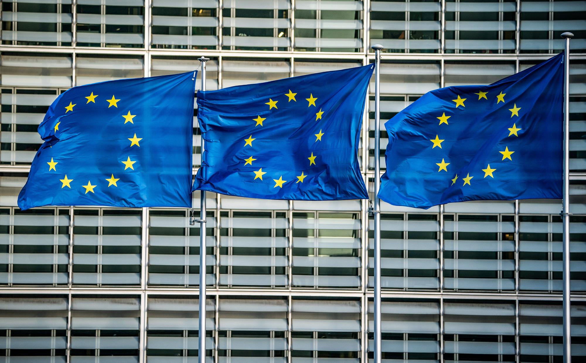 Archivo - Banderas europeas ondeando frente al edificio de la Comisión en Bruselas