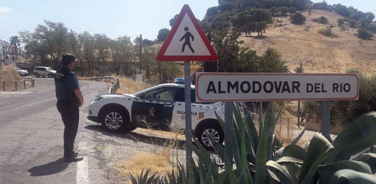 Agentes de la Guardia Civil a la entrada de Almodóvar del Río.