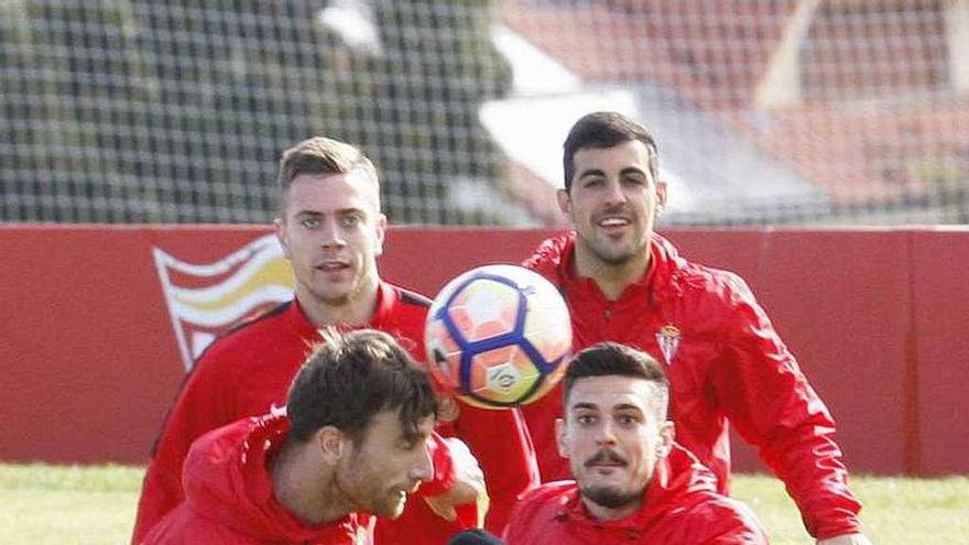 Amorebieta cabecea el balón ante Sergio, Juan Rodríguez y Castro.