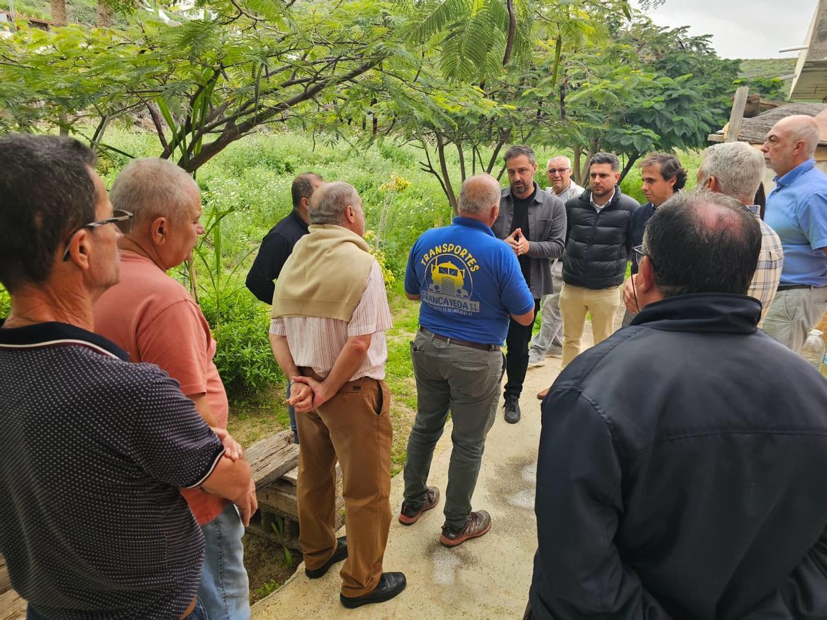 Juan Antonio Peña y Juan Francisco Jiménez con los vecinos de Jinámar