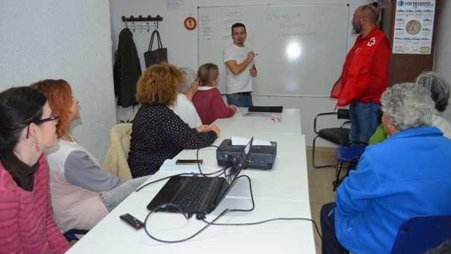 En el centro, Luis Güete ofrece un curso a voluntarias en Benavente.