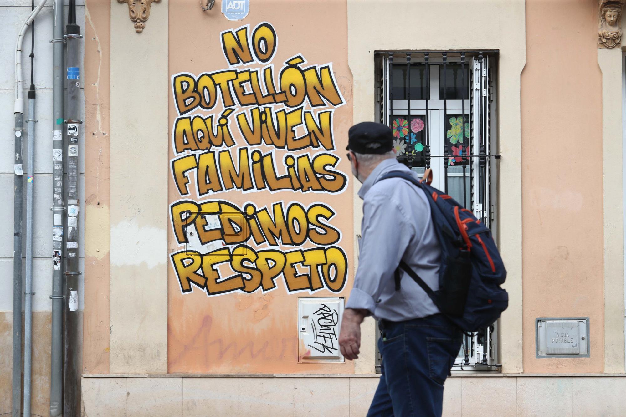 Benimaclet amanece con pintadas en contra de los botellones