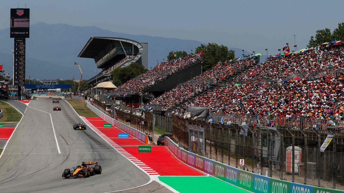 El piloto de McLaren, Oscar Piastri, liderando la prueba frente a una tribuna repleta de espectadores durante el Gran Premio de España de Fórmula Uno en el Circuit de Catalunya en Montmeló