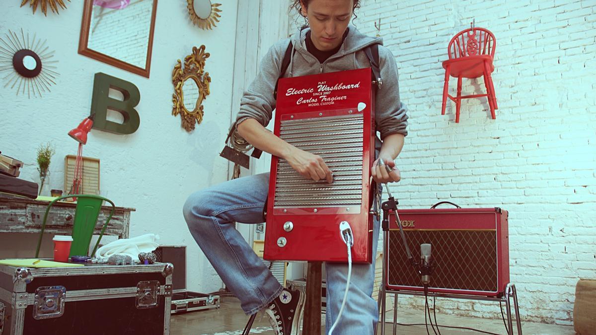 Carlos Traginer, tocando la tabla de lavar eléctrica que él mismo creó.