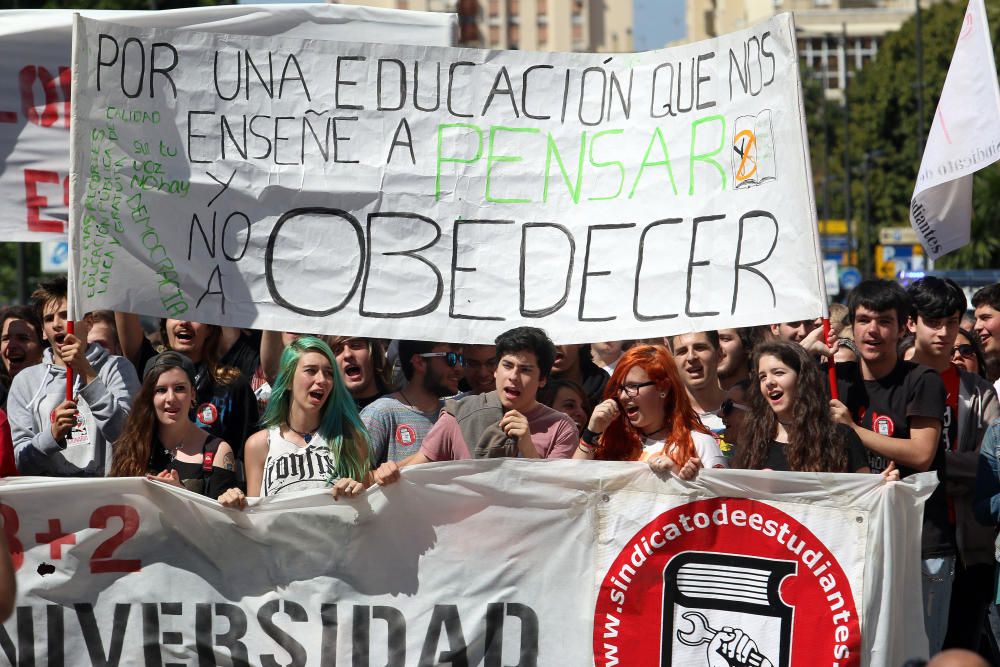 En la segunda de las dos jornadas de huelga, los jóvenes de la capital protagonizan una marcha hasta el Rectorado