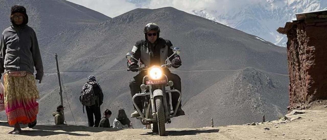 Gerardo González, en moto, durante su viaje a Nepal.