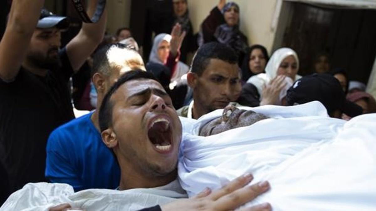 Funneral por Wael Khalifa, uno de los oficailes de policía muertos en Gaza.