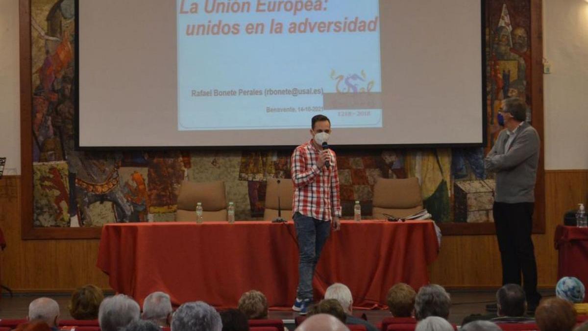 El director de la UNEX se dirige a los alumnos de este año. | E. P.