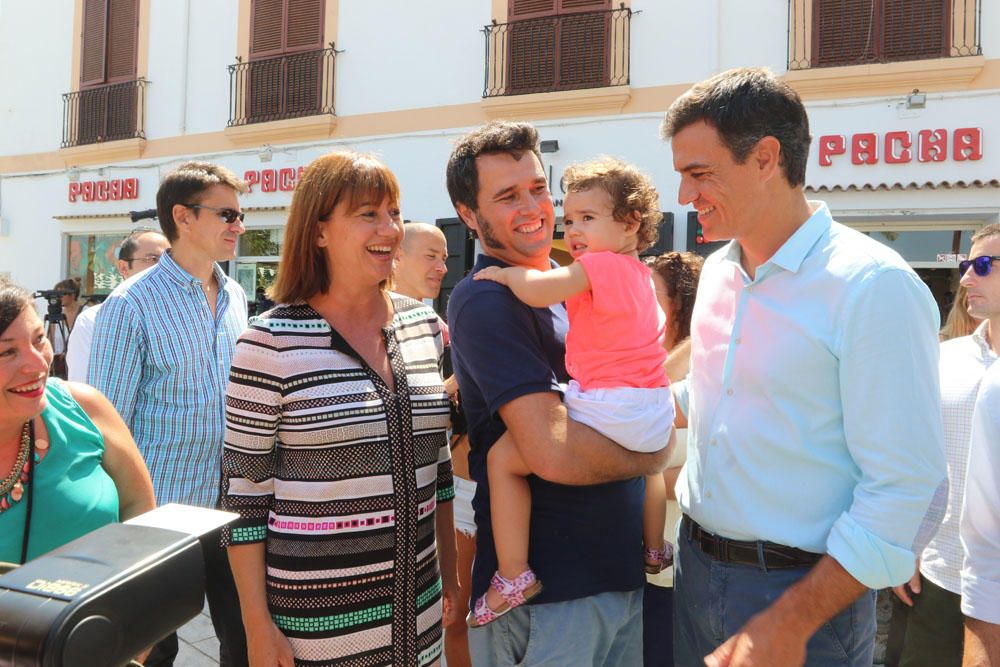 Pedro Sánchez pasea por el puerto de Ibiza