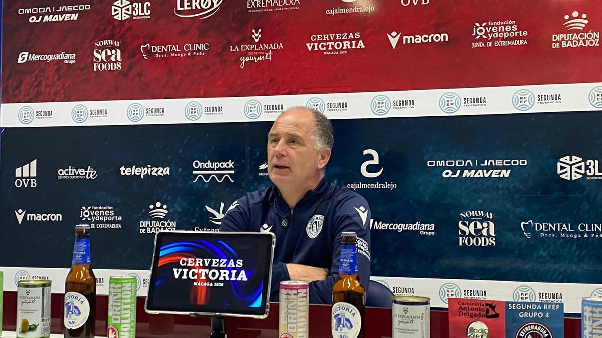Cisqui, entrenador del Extremadura, en sala de prensa de la Ciudad Deportiva.