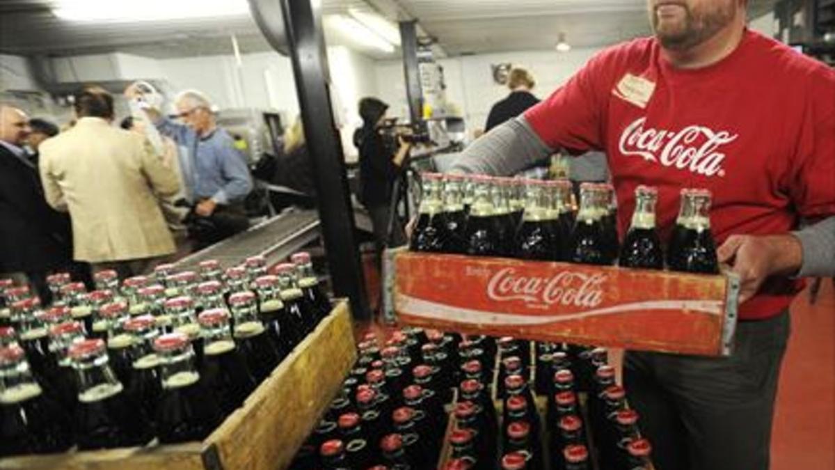 Trasiego de botellas de coca-cola en una embotelladora de EEUU.