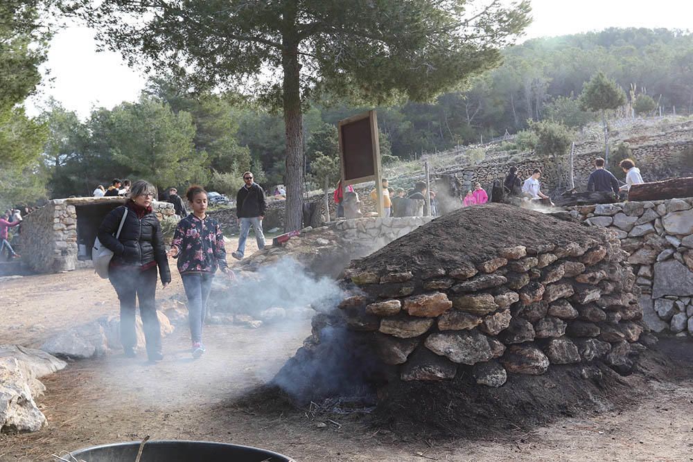 Los colegios de Sant Antoni inauguraron ayer esta fiesta al aire libre que continúa todo el fin de semana.