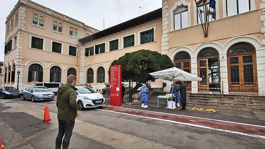 Operativo para realizar test en el Hospital de la Malva-rosa.