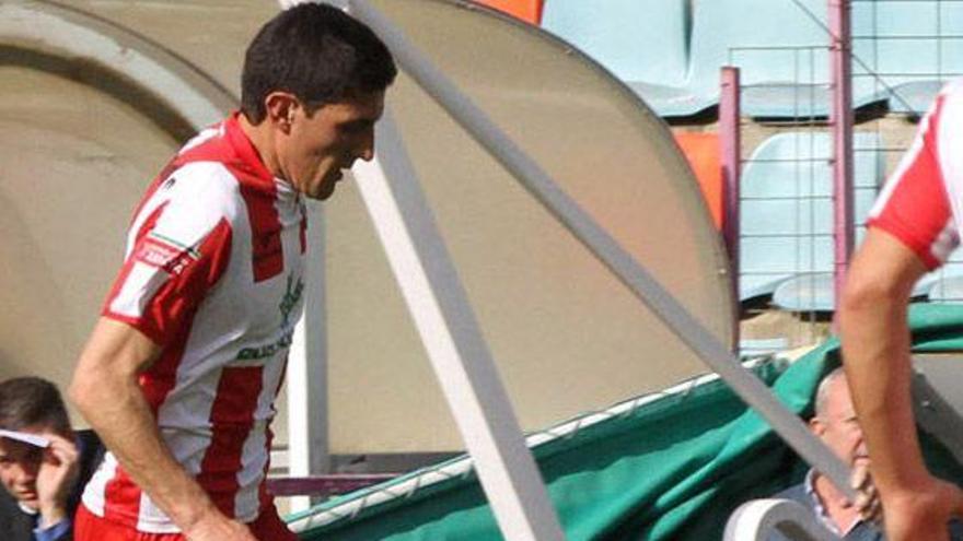 Alberto Prada, con el balón ayer en el Helmántico.