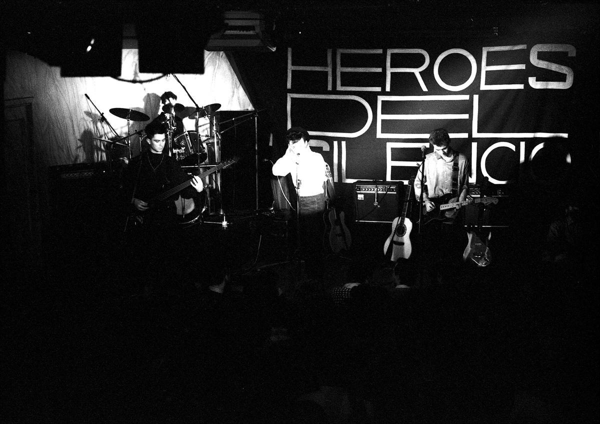 Concierto de Héroes del Silencio en la En Bruto, en enero de 1987.