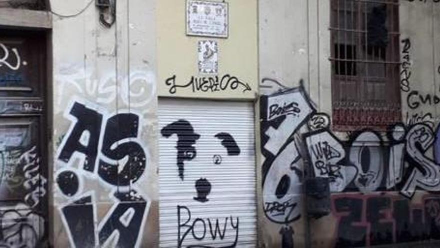 Campaña para borrar las pintadas que  llenan Ciutat Vella