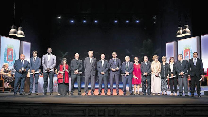 Foto de familia con los galardonados.