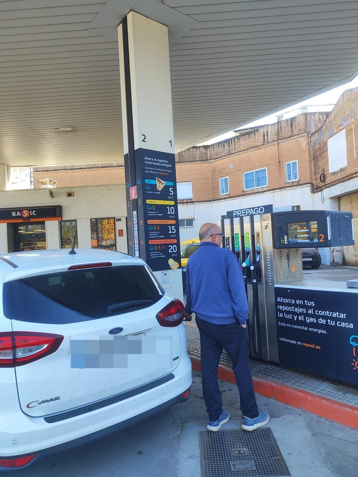 Cliente repostando en la estación de servicio Repsol a la entrada de San Roque
