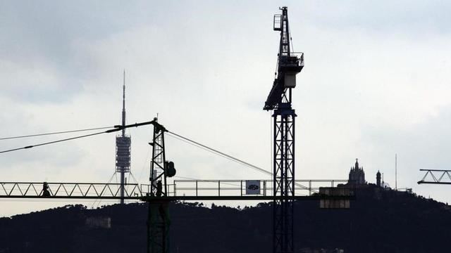Grúas para la construcción de viviendas en Barcelona.