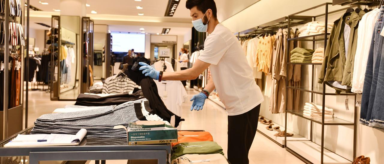 Un trabajador en una tienda de Pontevedra.