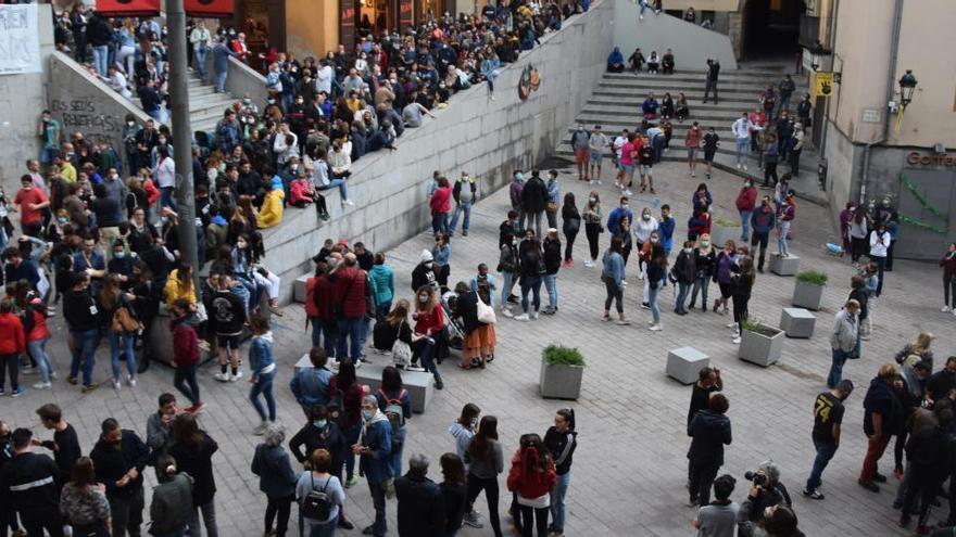 Persones a la plaça de Sant Pere  dimecres de Corpus a les 8 del vespre