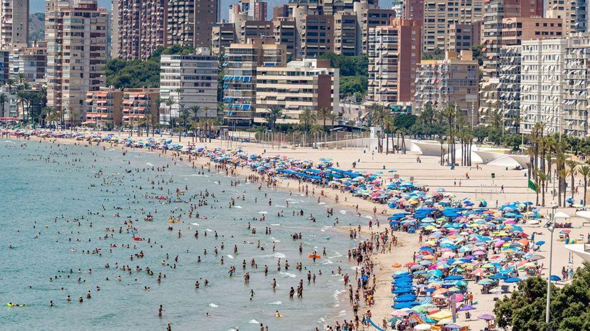 Bañistas en la playa de Poniente de Benidorm esta semana.